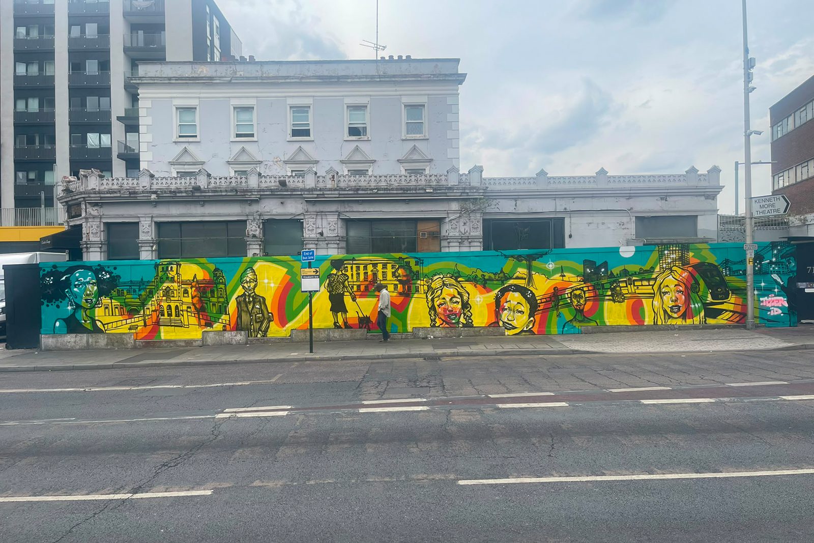 Tizer's completed mural on the former IF Bar hoardings, Ilford Hill
